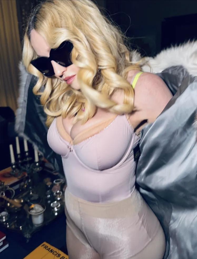 67岁麦当娜与29岁男友阿基姆·莫里斯在情人节这天晒性感照！照片里，麦当娜真是敢