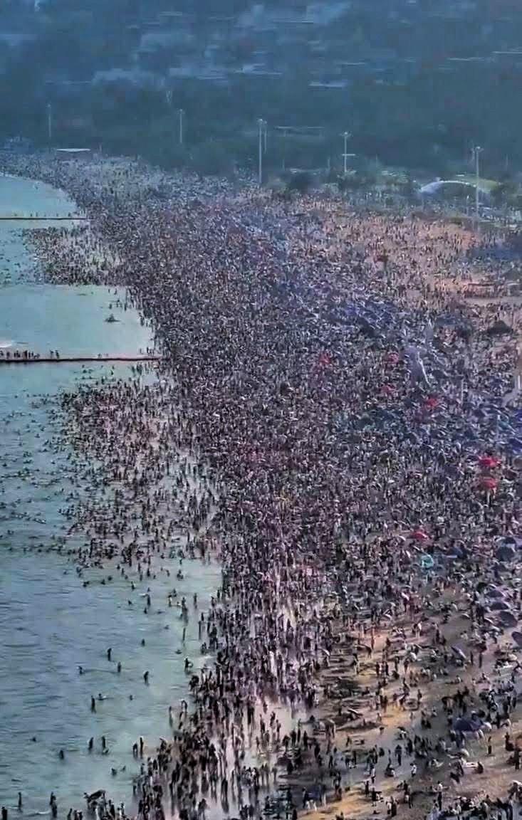 这是高空拍摄的中国深圳大梅沙海滩.在中国南方地区遭遇强烈热浪的背景下，成千上万的