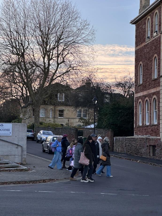 沙溢胡可英国被偶遇，他俩穿得都挺休闲，胡可背着那个花袋子还挺可爱，沙溢裹着厚外套