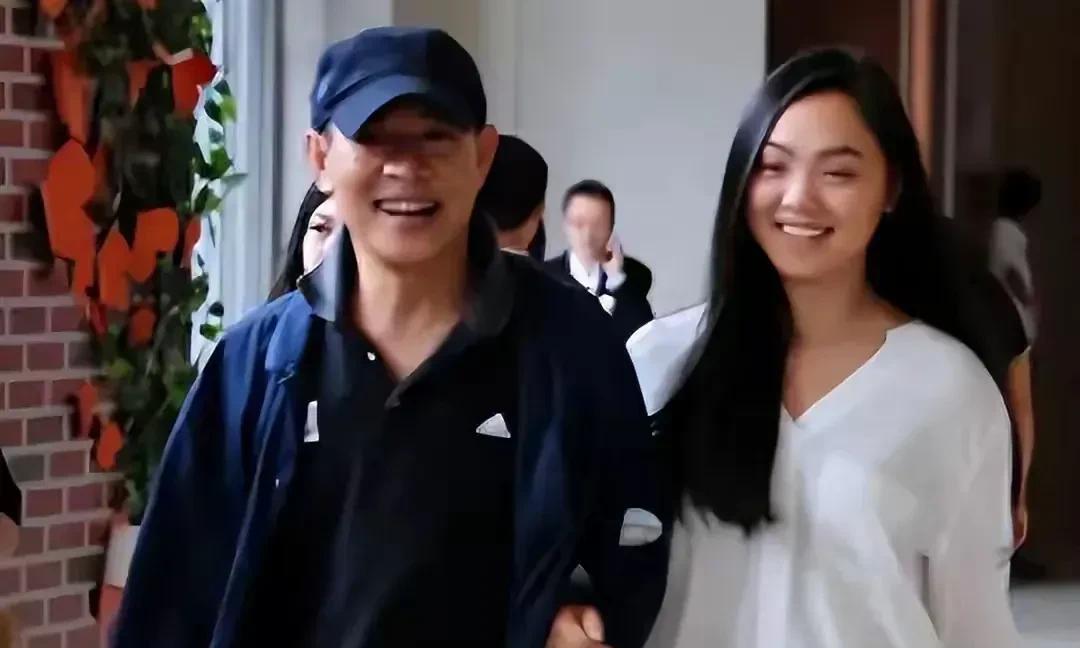 李连杰在社交平台上高调宣布，自己的大女儿李思终于要结婚了，他送女儿一辆价值30万