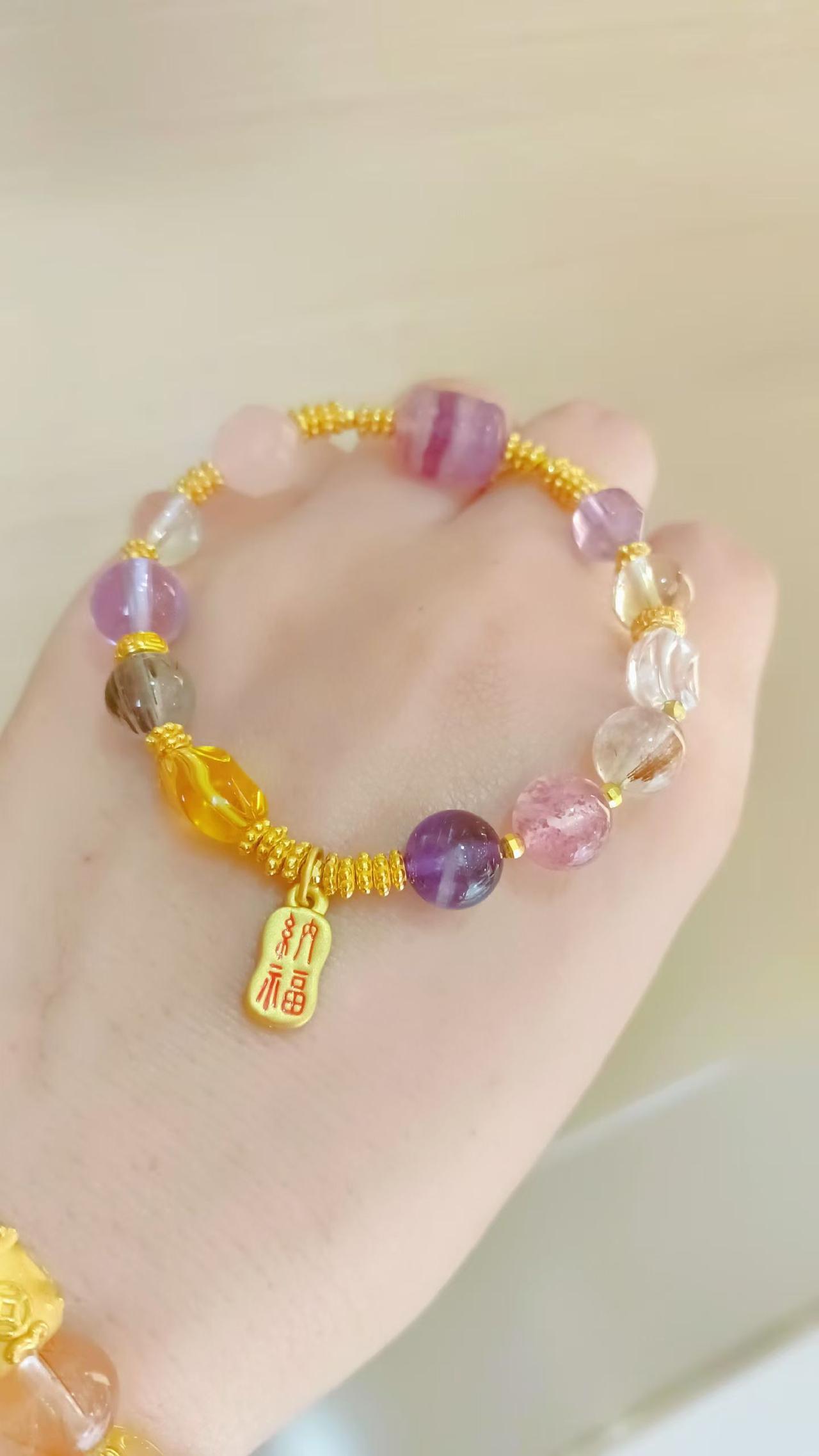 “紫气东来，福气满满”💜💛💚✨手上的手链好漂亮呀！