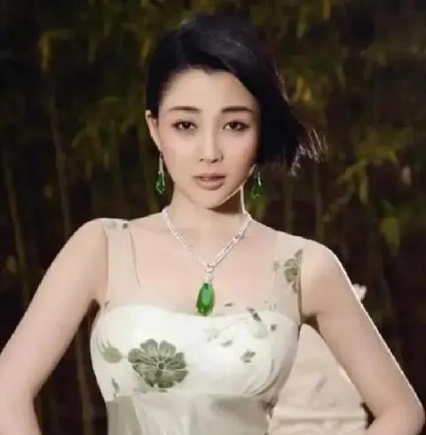 女演员里能把“及时止损”四个字执行得这么干脆的，殷桃算一个。离婚后遇到富豪孙东海追她，她没昏头。20