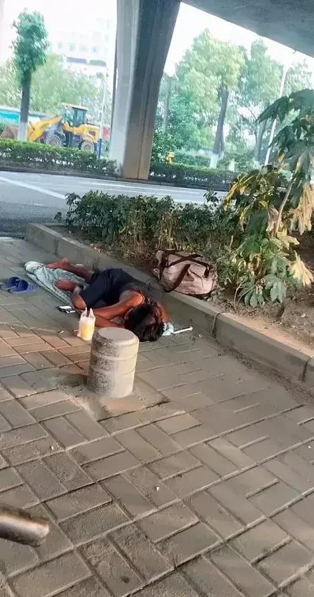现在广东天气热了，晚上出去路过看到好多打工人在外面找工作的，工作没有找到就睡外面