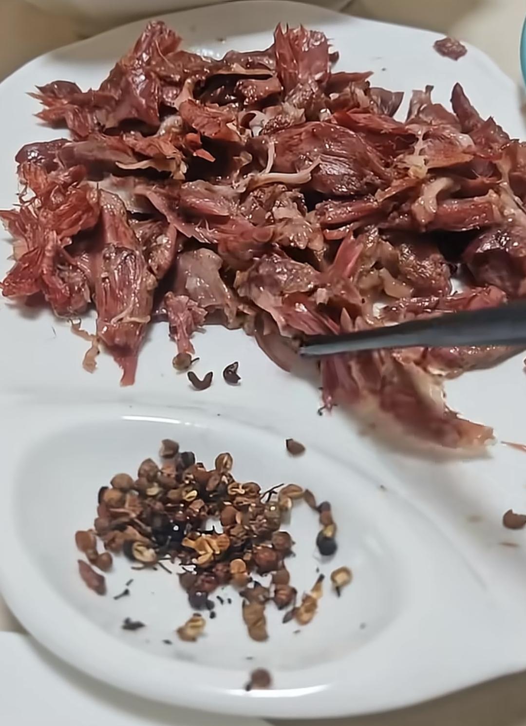 一盘切好的肉和一堆花椒，谁知道这是什么肉🥩山东这边为什么要蘸花椒吃呢？全国都一