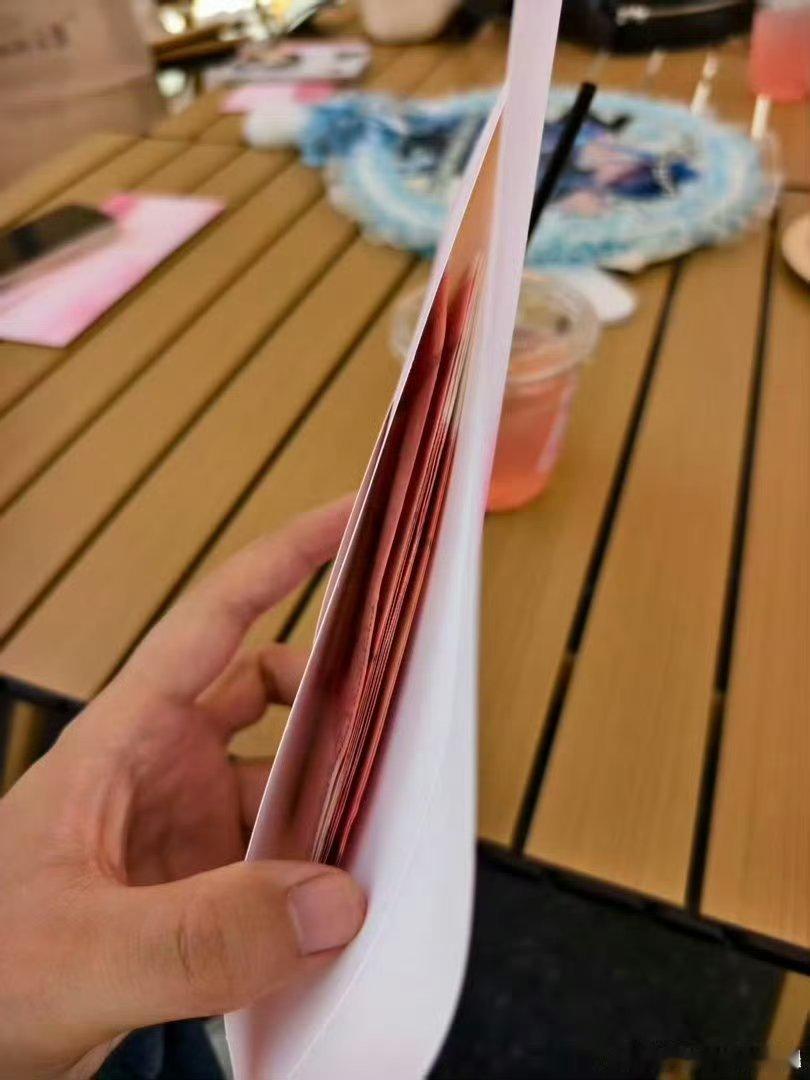 黄子韬伴手礼每人1000黄子韬给粉丝发千元红包向来宠粉的黄子韬再度出圈，为到场粉