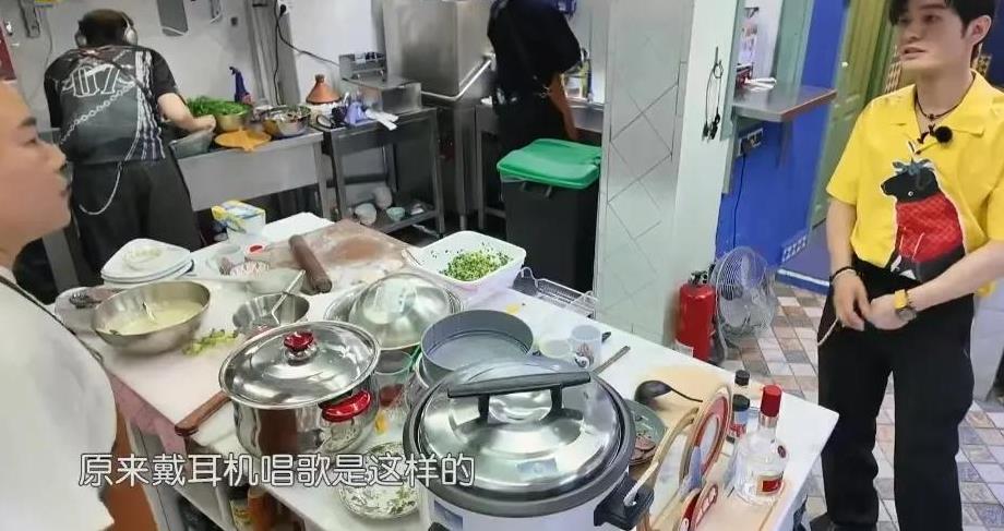 《中餐厅》丁禹兮估计都后悔了！他戴着耳机一边在厨房刷碗，一边大声的唱歌，就连黄晓