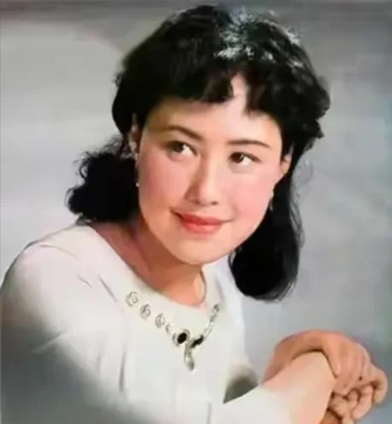 1968年，18岁的斯琴高娃与大他9岁的导演孙天相结婚，婚后生下女儿孙丹。一天，
