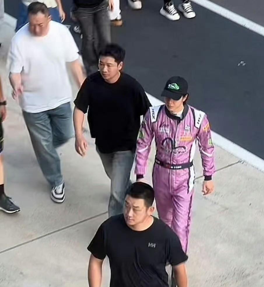 这次是猛男皮肤粉红色真的是最骚的#王一博#