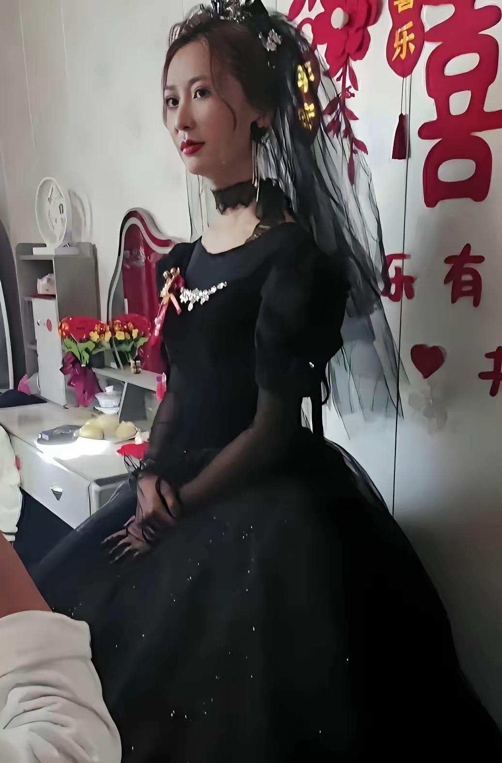 新娘有个性，打破常规，拒绝千篇一律，追求独特，非要穿黑色婚纱结婚，新郎一点办法都