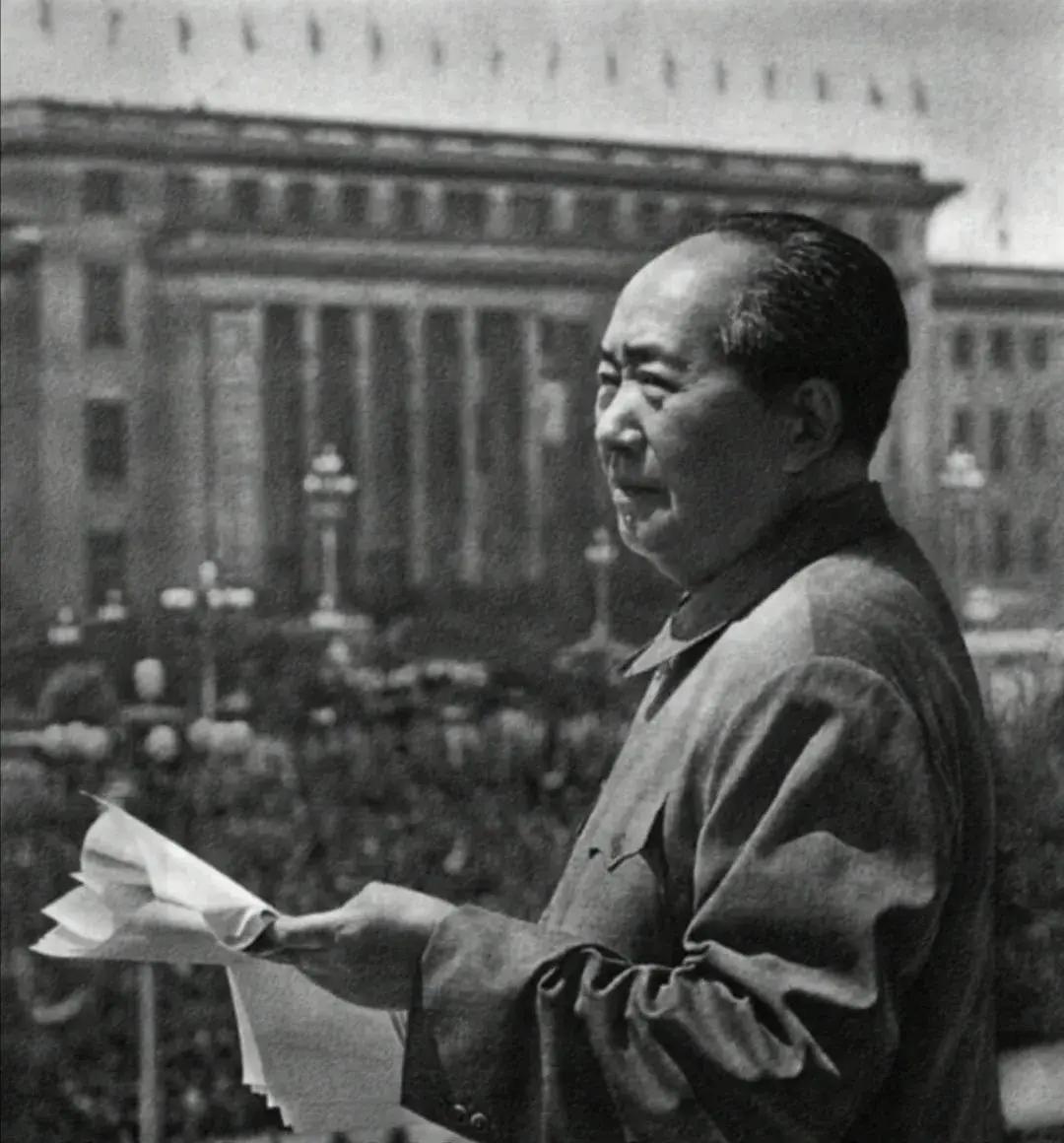 1962年咱最难的时候，毛主席写下一首词，把美帝和走狗比作苍蝇蚊子，至今听着带劲