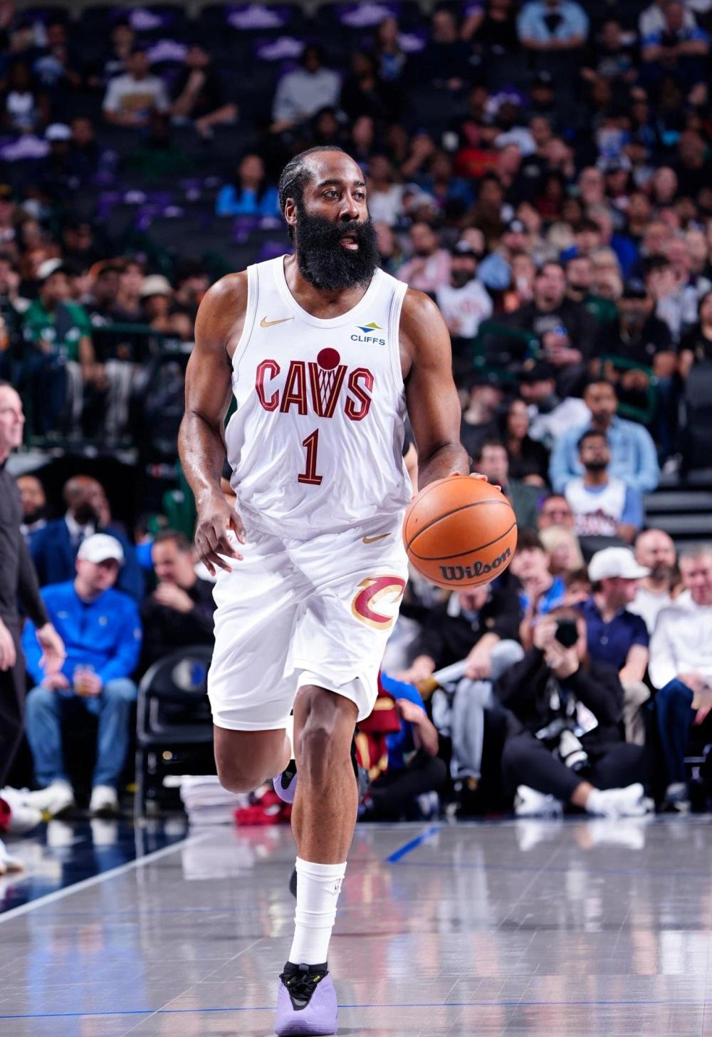 最近的哈登运用节奏单打，真是越老越妖，很少看到这样的技巧。应该是到骑士后，没那么