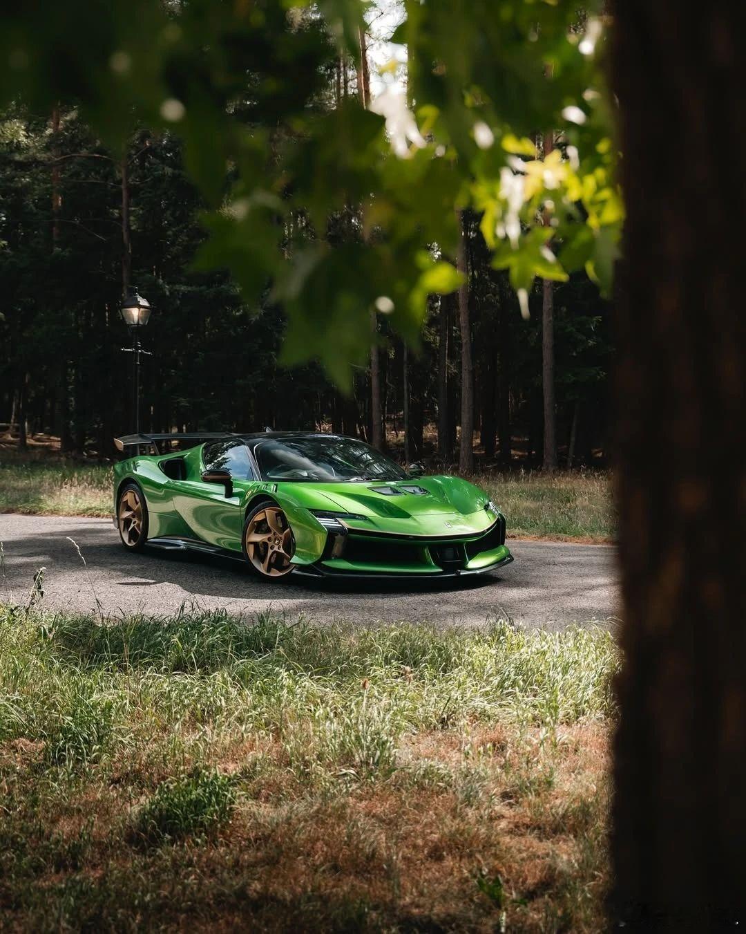法拉利SF90XXStradale，首款公路超跑，赛道基因觉醒！翠焰车