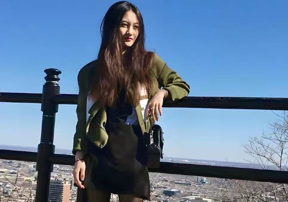她6岁被成龙抱着上春晚，却因长歪被骂退圈出国，如今逆袭成女神