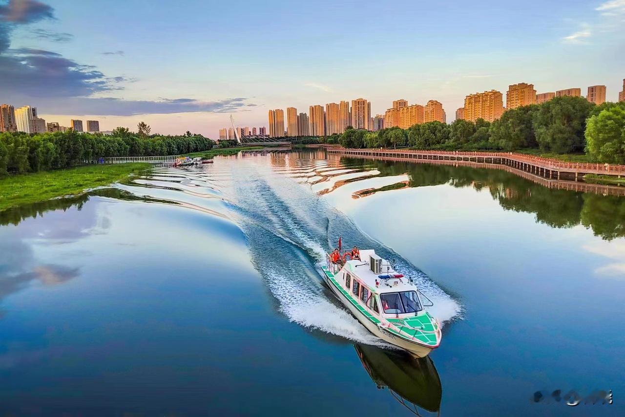 中国北方水城～沈阳，城中游船，此景可待，此情可耐。工业铁骨是沈阳的阳刚，曼妙水