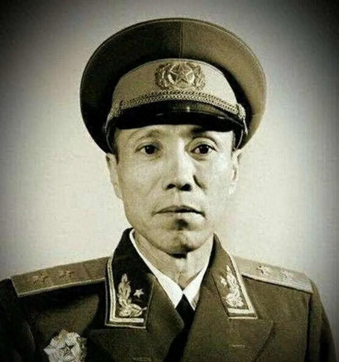 程世才愤怒举起凳子责问保卫局干部：我的许多好兄弟出事都怪你造成的吗？1933年