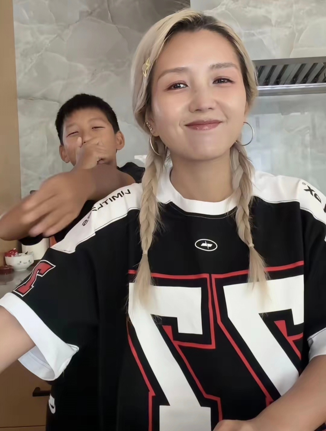 何洁在家做三明治吃，儿子七宝突然跑出来跳手势舞，与亲爸赫子铭长得十分相似，虽然是