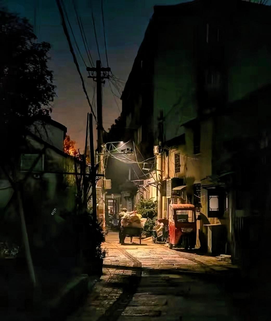 一位屌丝说:“你不敢为民发声，我理解。你不敢见义勇为，我理解。你不敢谴责不公，