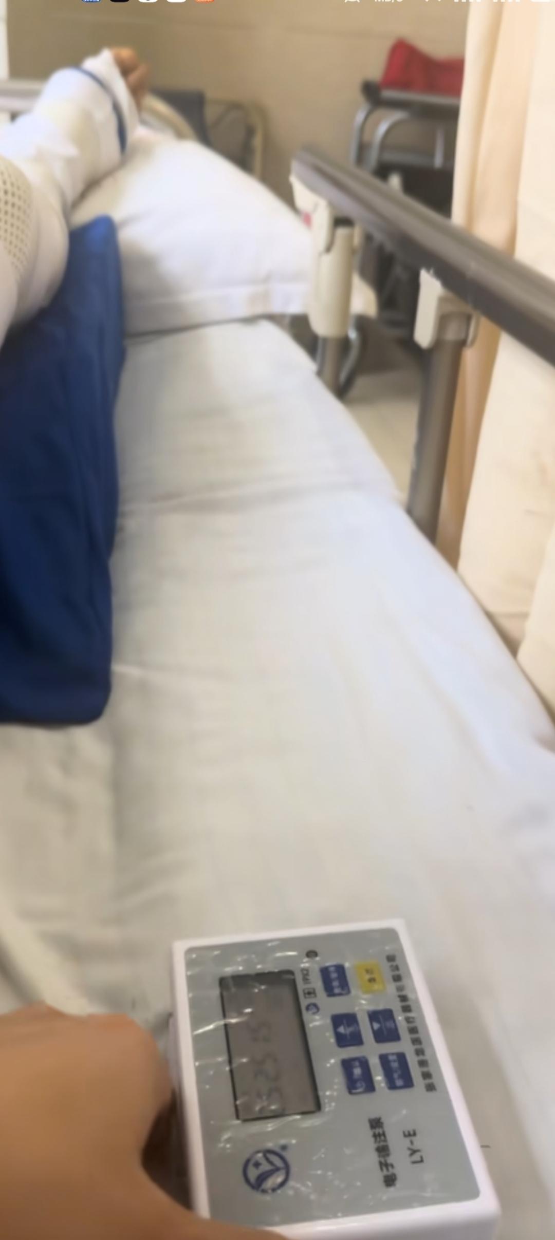 我现在第一次才知道，原来你凑不够钱，医生是不给你做手术的。前几年骨折了，到医