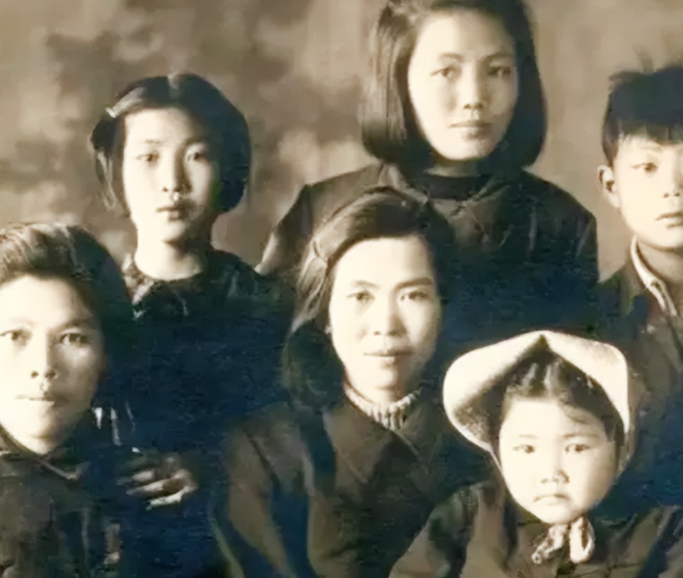 1941年，贺子珍被强行关进了疯人院。进去后她的头发被剃光，一直到出院都是光头。