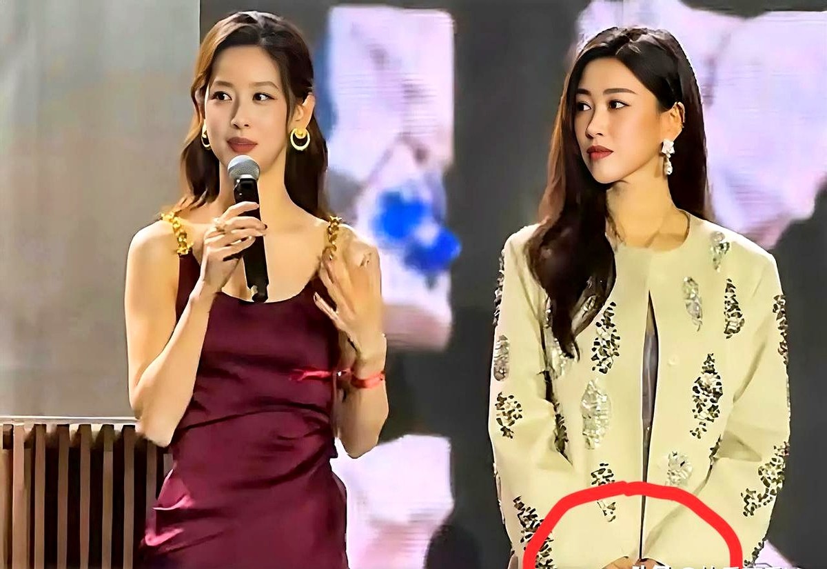 在一场时尚活动中，两位美女的站姿竟成了舆论焦点。章泽天双手交握，气...