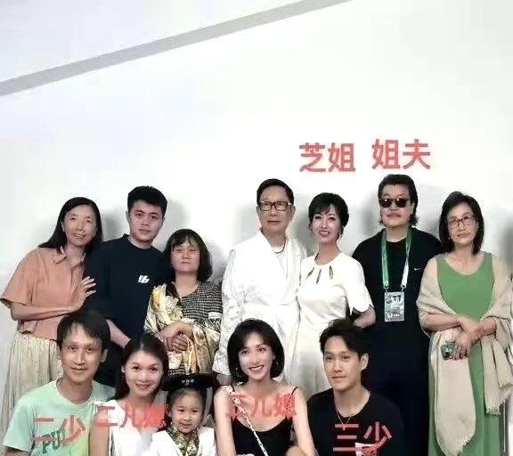 赵雅芝全家福，我的眼睛看到的竟然是赵雅芝显得最年轻，状态最好。现实当然不是，我只