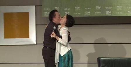 当众失态！易中天台上强凑女主持遭躲闪：学识再深，缺了分寸也得翻车香港某场