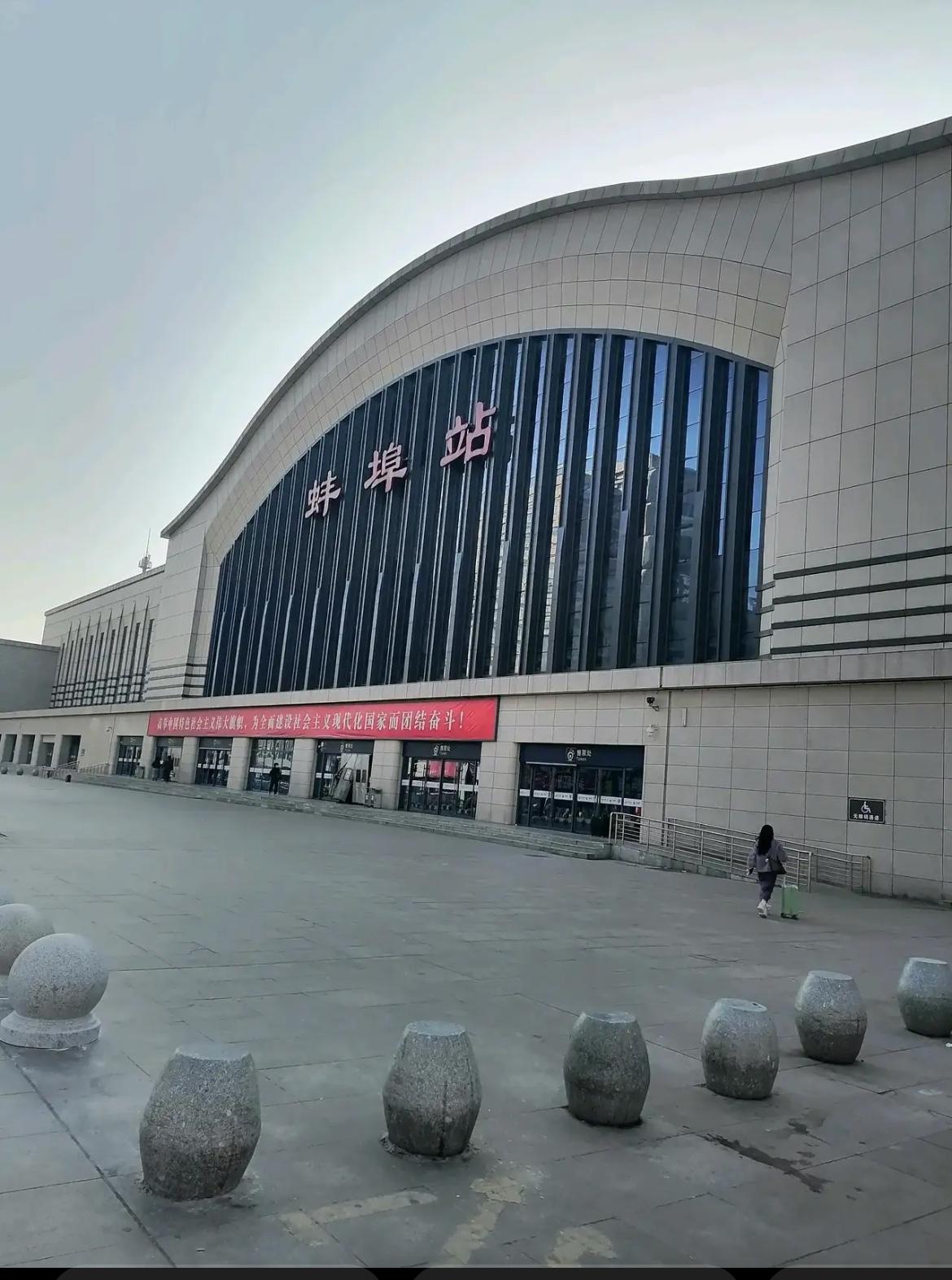 有些人以前喜欢拿蚌埠与合肥比，现在蚌埠与合肥差距巨大，蚌埠的GDP还不到合肥的一