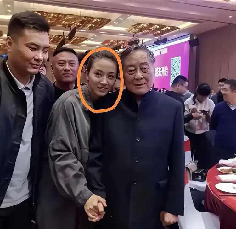 这女的是谁？被老头忽悠了。