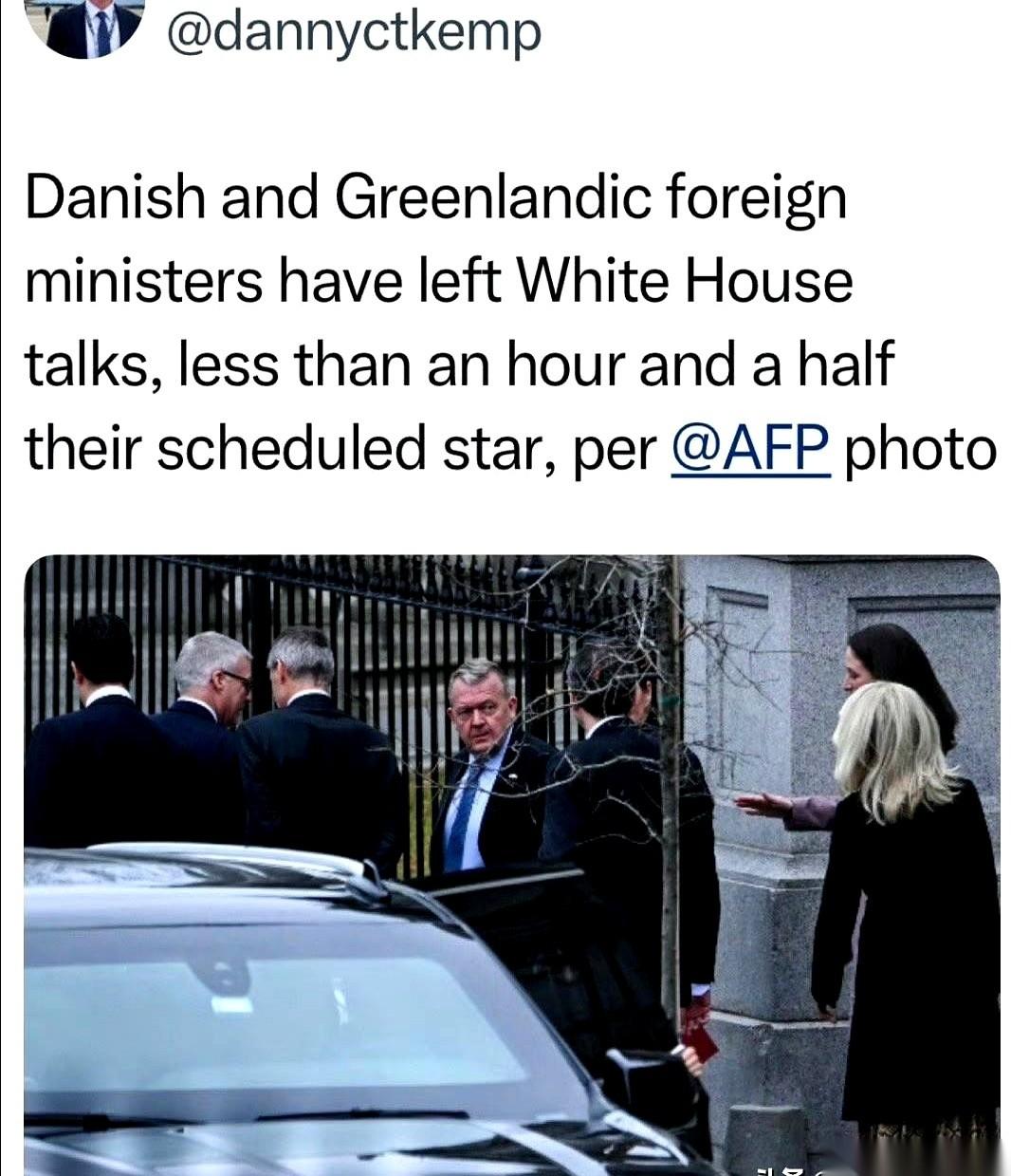 一个半小时。连一场电影都没看完，丹麦和格陵兰的人，就从白宫出来了。桌上据说拍