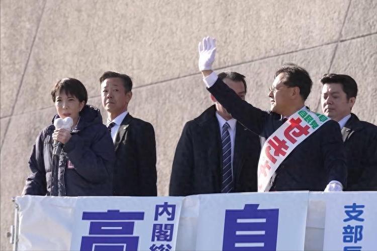眼看着大选民调一路飘红，高市早苗彻底不装了！那个曾经还得顾及执政盟友脸色的“谨慎