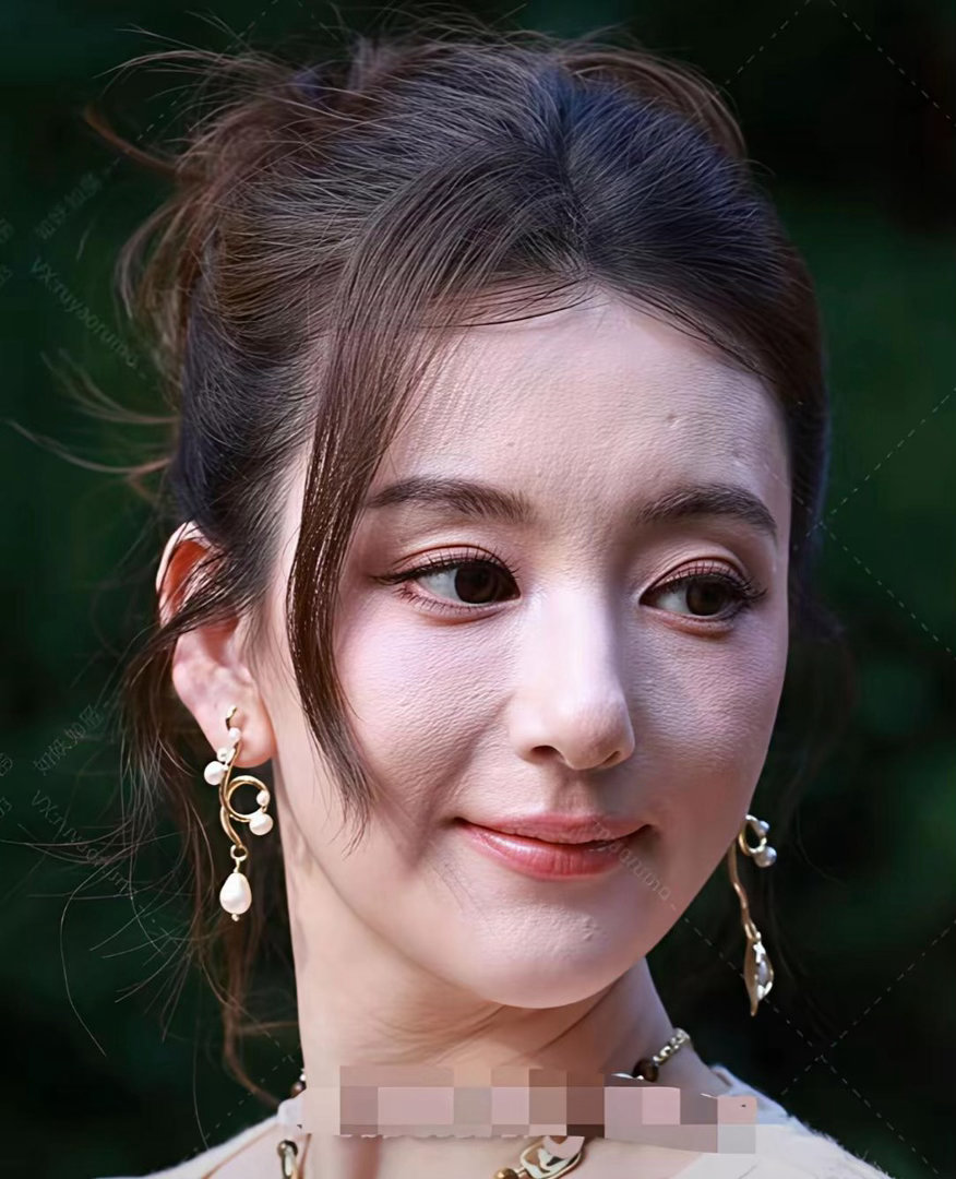 方媛高清怼脸镜头直出，无过多修饰，皮肤状态真的太能打。​​​