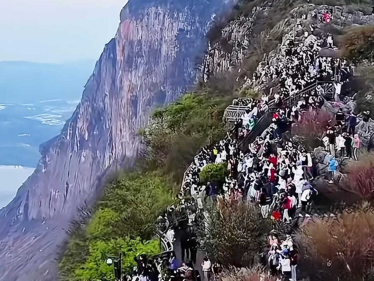 🔥大年初一西山爆火！真是人从众啊，昆明人登高祈福首选地大年初一西山风景