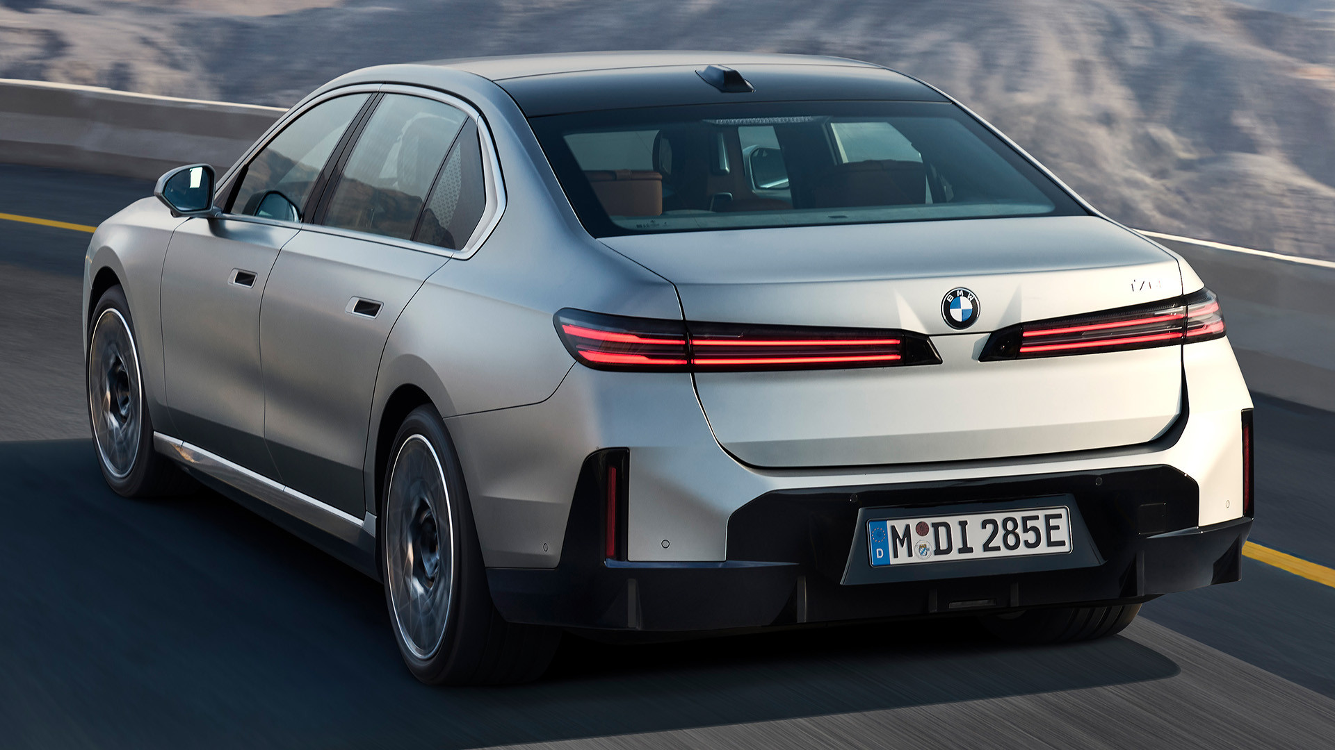 感觉新宝马7系设计挺成功的，除了方向盘线条非常笔直，而且屁股没有大溜背，有传统