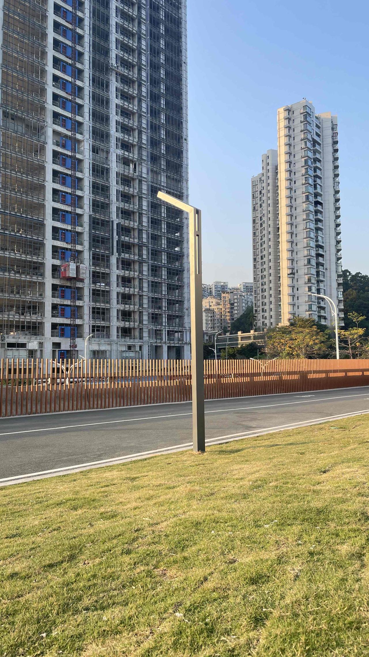 在香港当建筑工人一天能挣多少?看到招聘软件上在香港当建筑工人的话，一般工资是三万