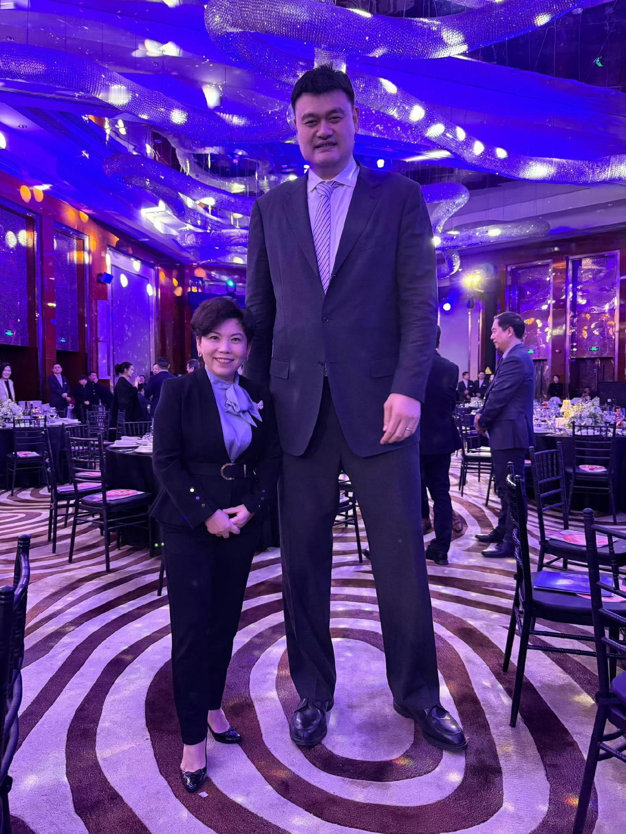 邓亚萍：姚明，你看这照片又被网友说像AI合成的，诡异得很。姚明：哈哈，咱