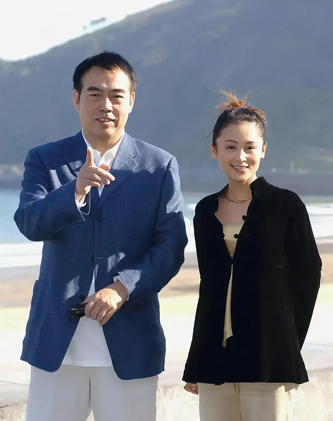 陈凯歌与陈红古早合影，陈凯歌带着陈红到海边游玩，陈红真的好开心啊。陈凯歌是知名