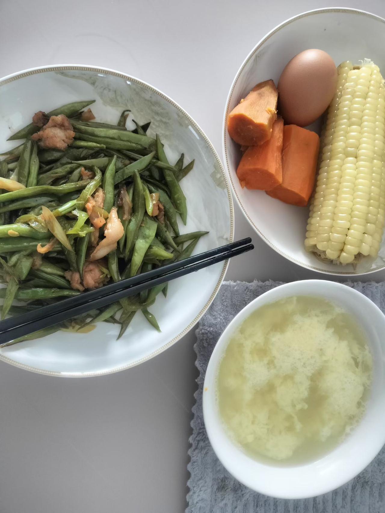 -大家帮我看看，这顿算早餐还是午餐？在线等，挺急的，因为我准备开吃了。[呲