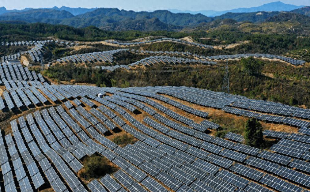 2013年，如果你在光伏行业说“中国光伏未来将站在世界前列”，很多人可能只会苦笑