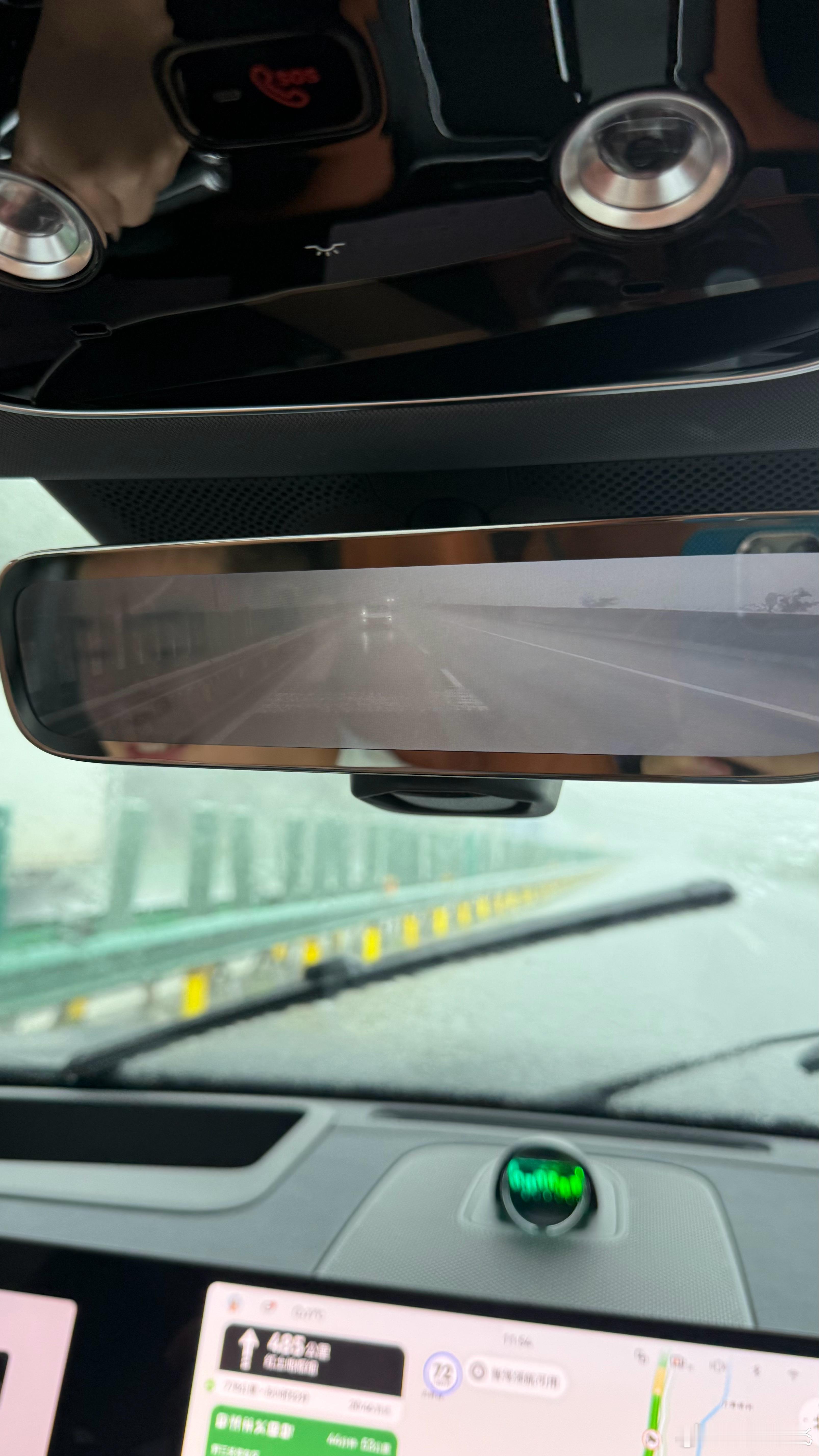 宜昌到恩施这一段突然天降暴雨，前面都快有点看不清了，但是M8的流媒体后视镜还格外