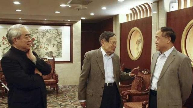 杨振宁当众挖苦莫言：虽然我们俩都获得了诺贝尔奖，但是，不同的是，你是农民的儿子，