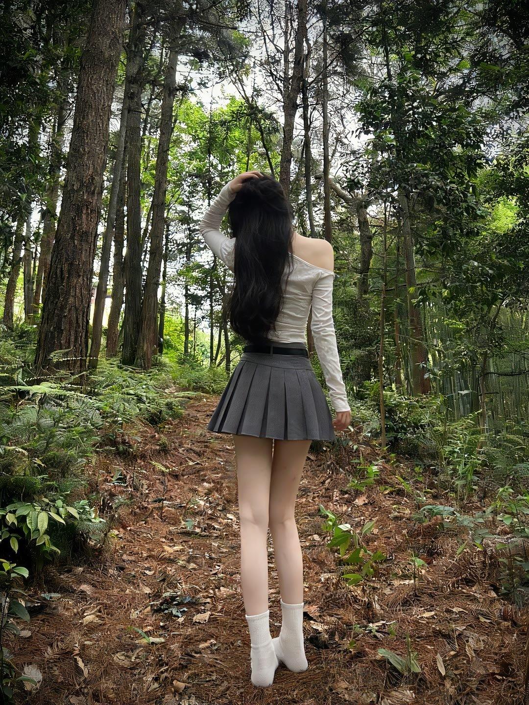 现在的摄影摆拍越来越没有底线了，以前只在海边拍摄，现在直接在树林中拍摄了。