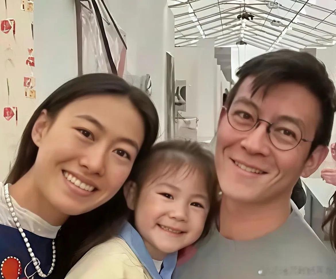 秦舒培这个长相真的挺抗老的，女儿Alaia慢慢长大，陈冠希断崖式变老，她一点变化