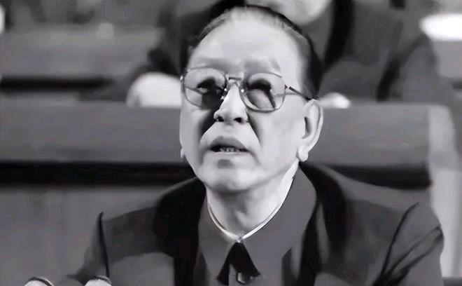 他叫耿楚南，耿飚的父亲，江湖人称“双钩大侠”。皇帝御赐的虎头双钩，够他吹一辈子