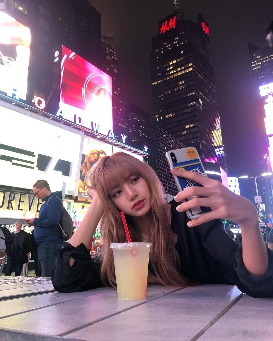 谁记得Lisa这组图当年火遍全网，连手机壳都到处是同款​​​