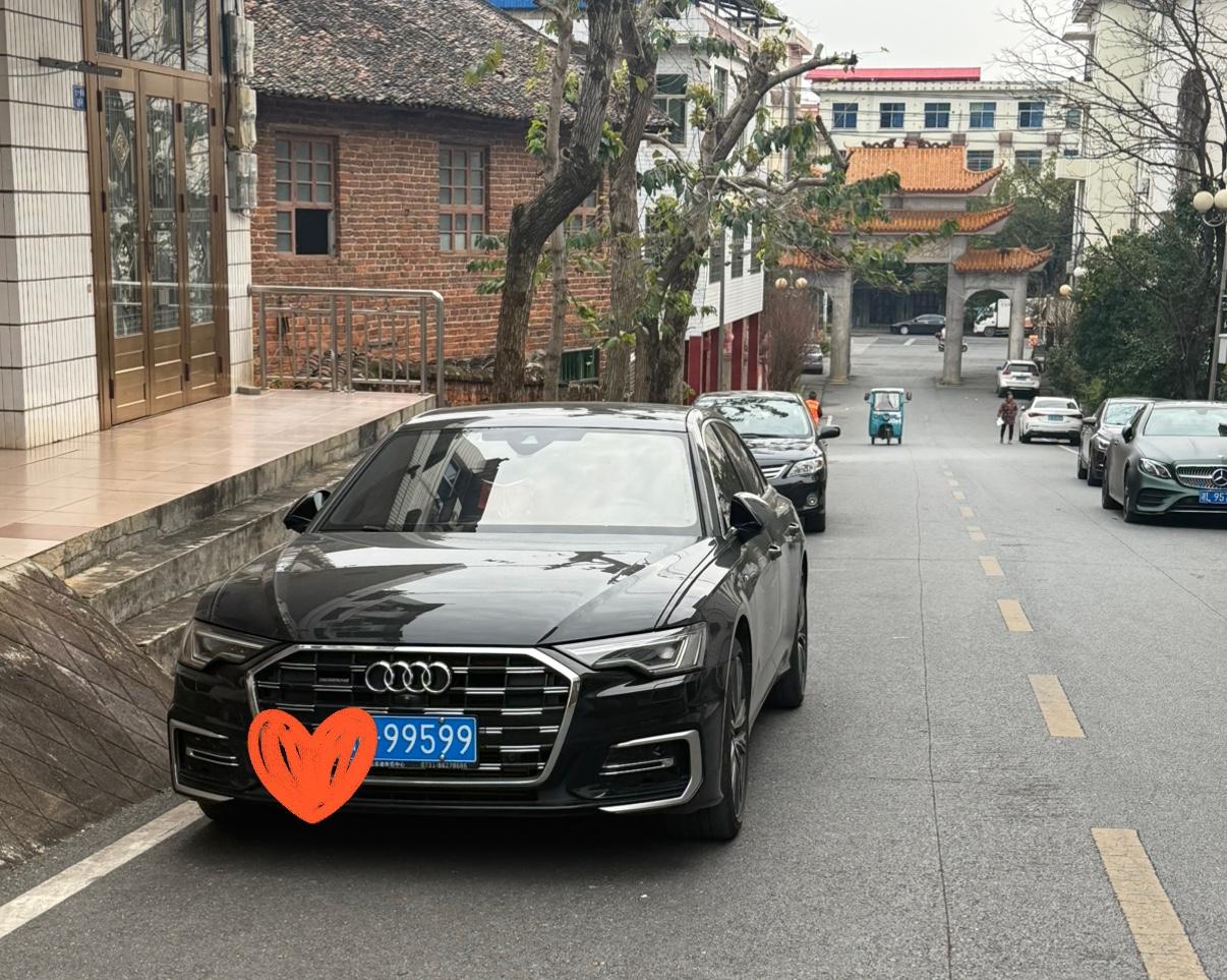 这车现实中应该是比较有排面的啦再加上这车牌放在哪个当地都是个人物啦
