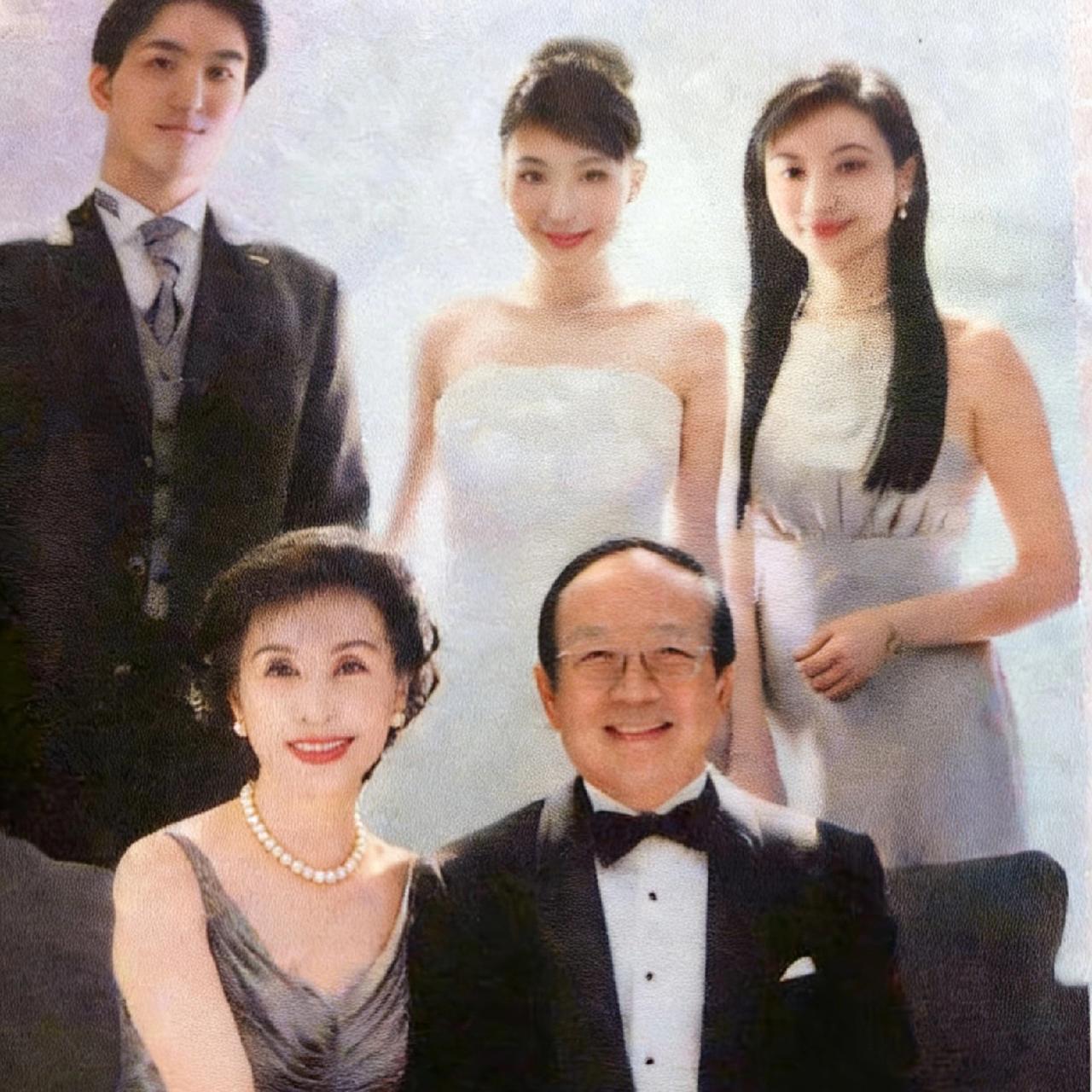 90年代，蒋孝严与妻子黄美伦，以及儿子蒋万安、女儿蒋蕙筠、蒋蕙兰，留下了一张温馨