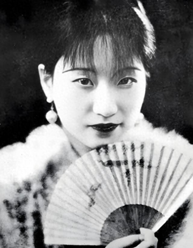 1951年，杜月笙在弥留之际，将遗产分出去，孟小冬分到了2万3千美金。她低声嘀咕