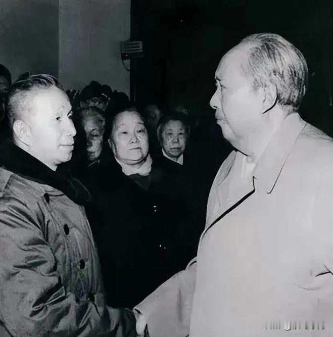 🍁1972年陈毅元帅追悼会现场。毛主席紧紧握住粟裕大将的手，画面中间站立的是史