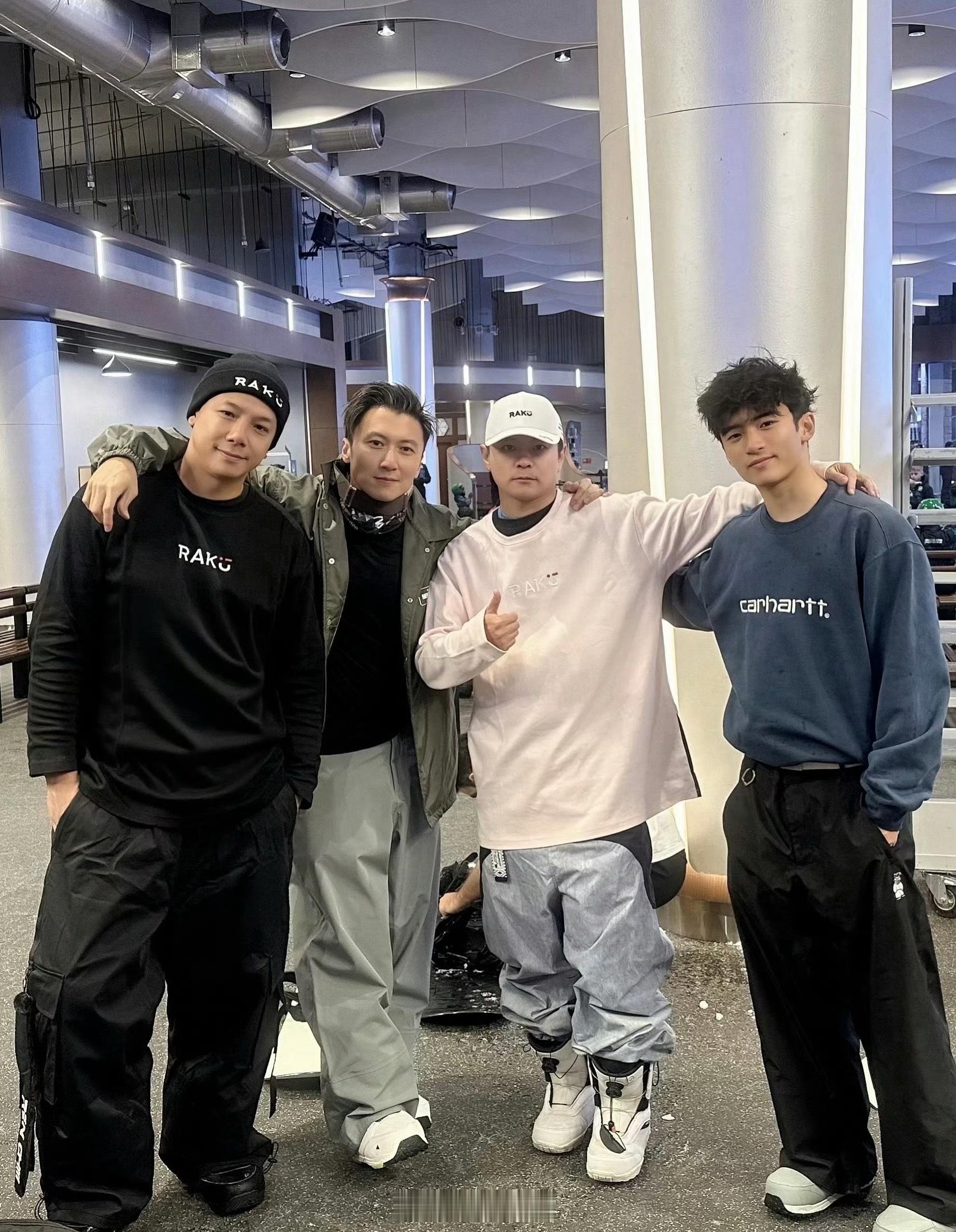 谢霆锋与大儿子Lucas同框合影恍惚间谢霆锋的两个儿子这么大了，想当年谢霆锋张柏