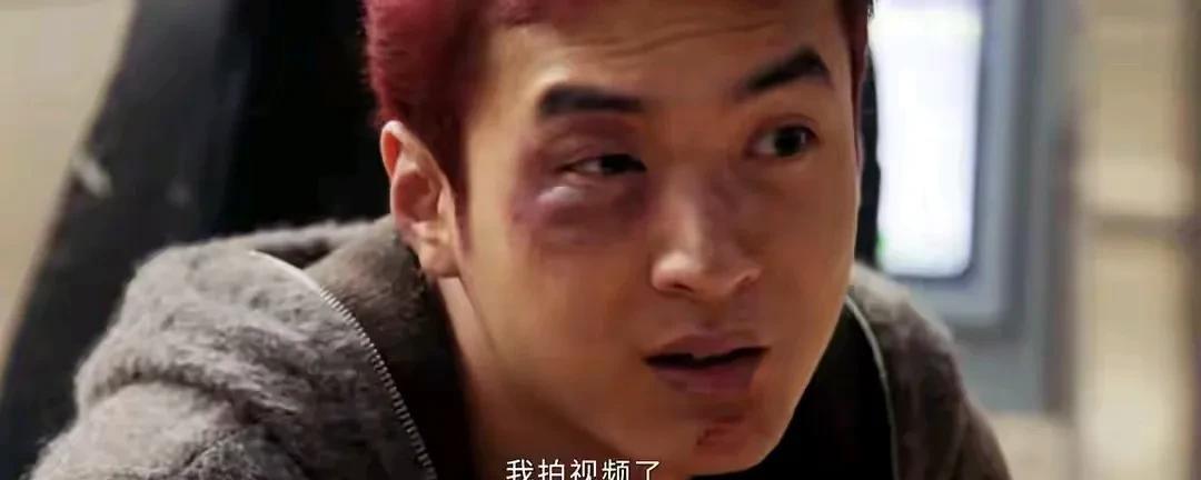 我就搞不懂了！明明万潮和他叔叔已经被陈胜龙他们打得鼻青眼肿并控制起来了，他咋还那